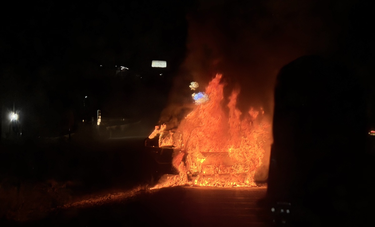 Konya-Ankara Yolunda Otomobil Yandı