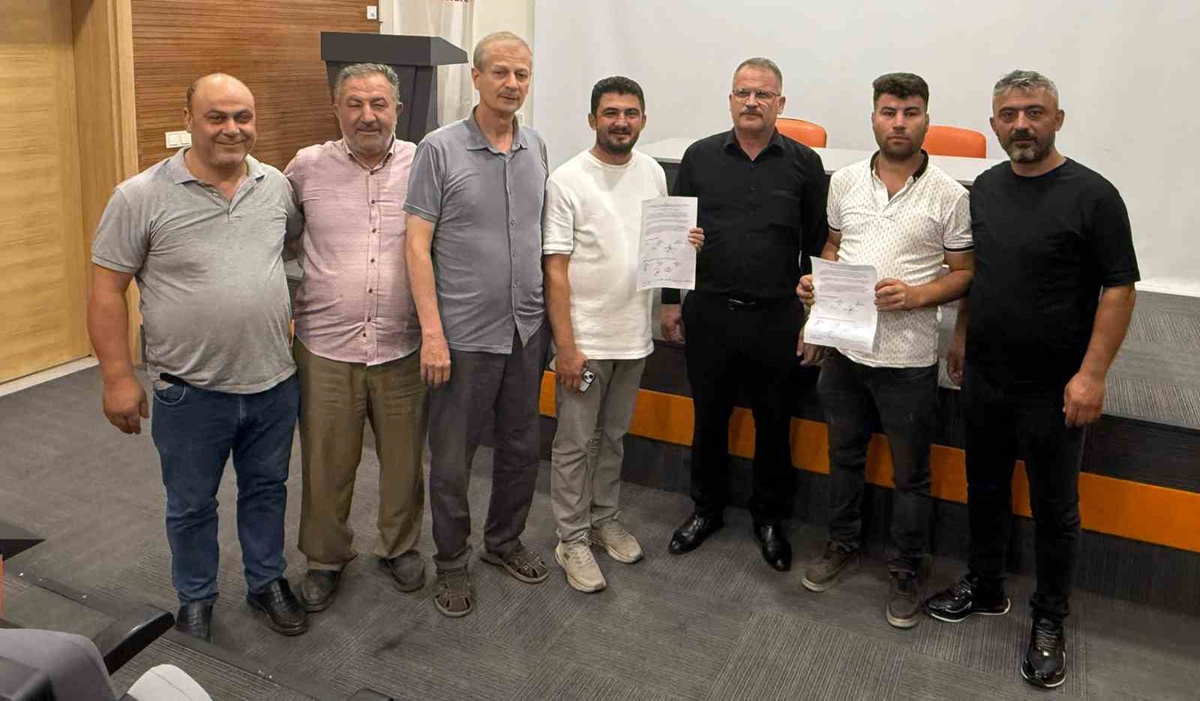 Kula’da Başkan Dönmez’in talimatıyla belediye salonu açılmayınca, komisyonlar dışarıda kaldı