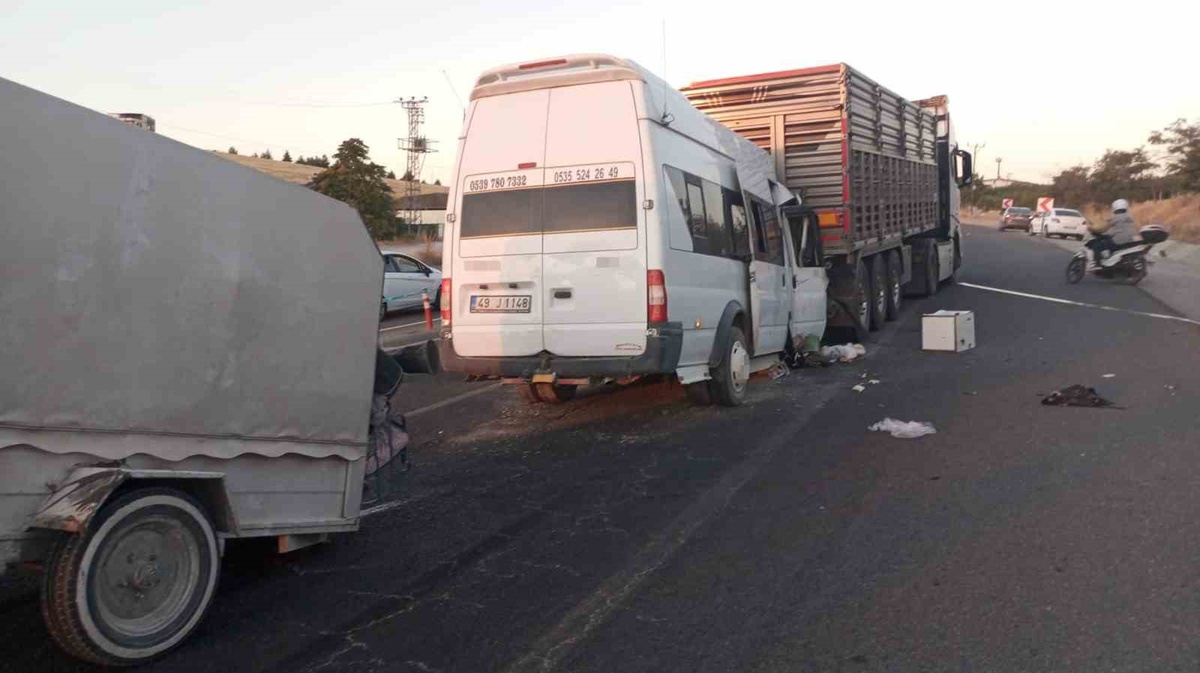 Tarım İşçilerini Taşıyan Minibüs Tıra Çarptı