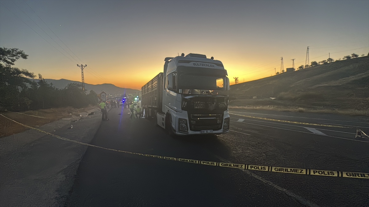 Minibüs Tıra Çarptı: 11 Yaralı
