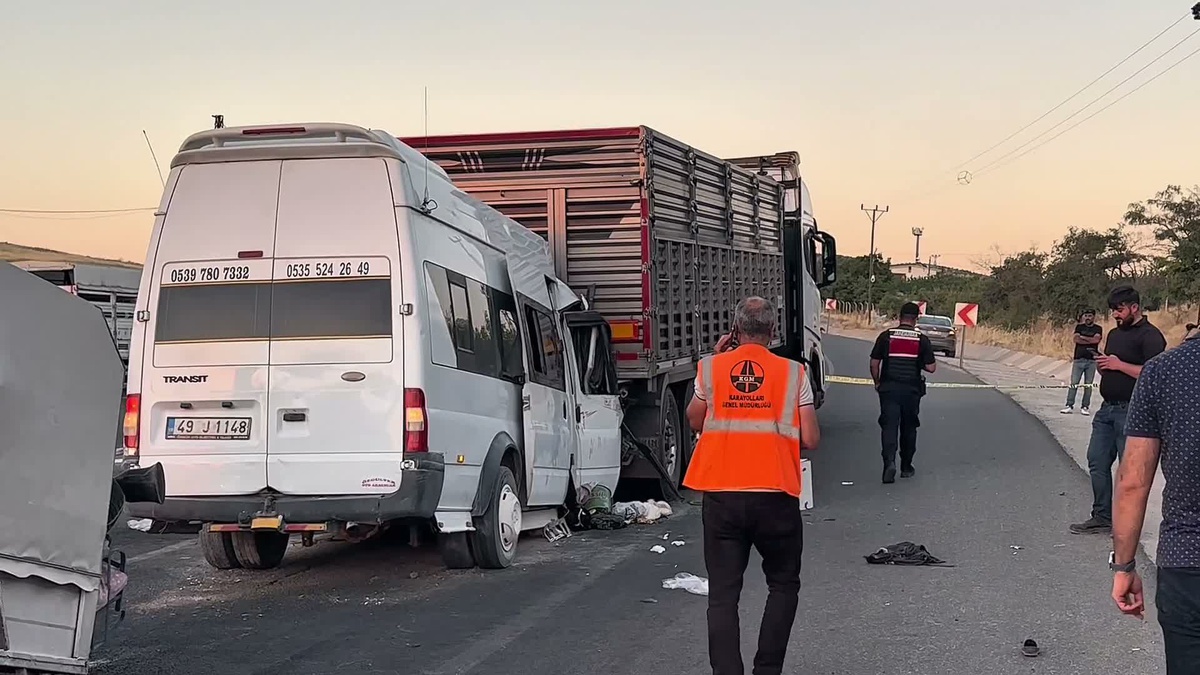 Mevsimlik tarım işçilerini taşıyan minibüs tıra çarptı: 3\'ü ağır 18 yaralı