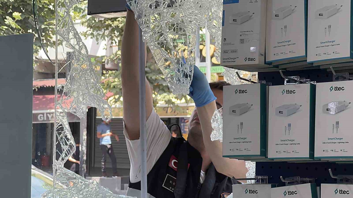 Başakşehir\'de Telefoncu Soygunu: 400 Bin Lira Değerinde Cep Telefonu Çalındı