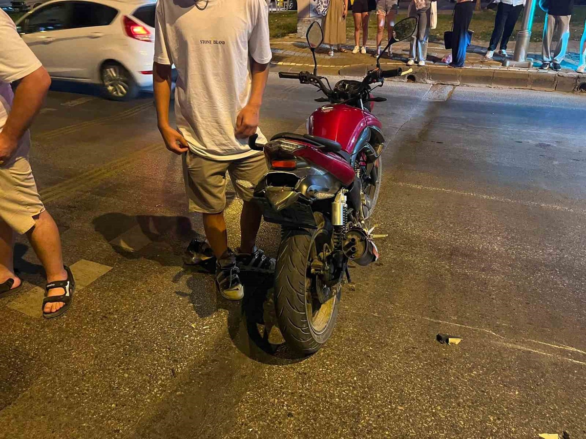 Menteşe\'de Motosiklete Çarpan Araç Kaçtı