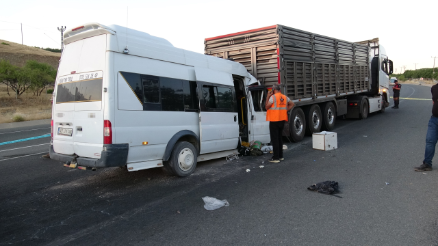 Mevsimlik işçi minibüsü tıra çarptı: 19 yaralı