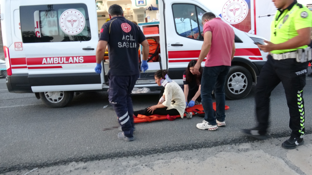 Mevsimlik işçi minibüsü tıra çarptı: 19 yaralı