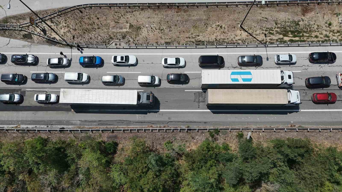 Edirne\'de Tır Devrildi, Otoyol Trafiğe Kapandı