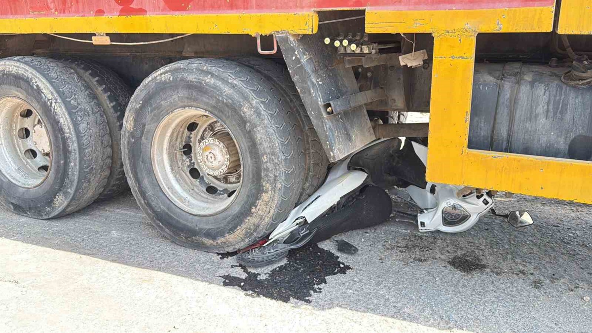 Muğla\'da Motosiklet ve Vinç Çarpıştı