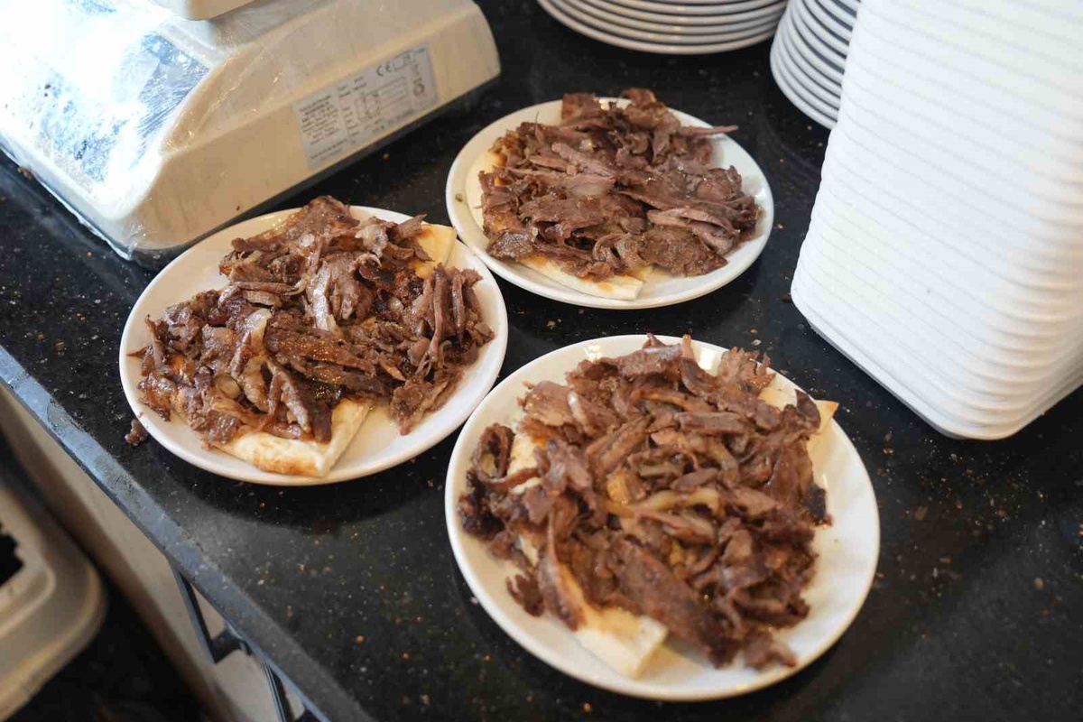 Muş\'ta Döner Ustaları Sıcakla Mücadele Ediyor