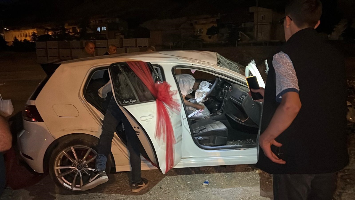 Gelin arabası takla attı: Damat ve gelin hafif yaralandı