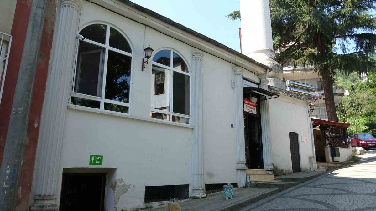 Camii Çatısında Mısır Fideleri Büyüdü
