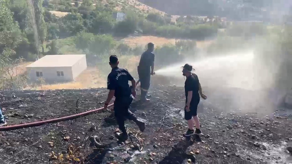 Sincik\'te örtü yangını kontrol altına alındı