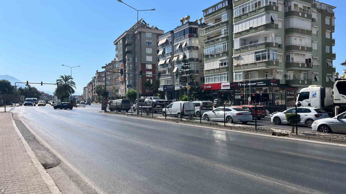 Alanya\'da Otomobil, Yolcu Otobüsüne Çarptı: 1 Yaralı