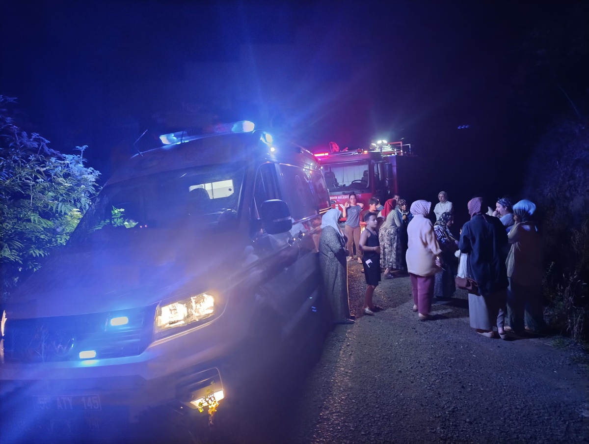 Samsun\'da Uçuruma Yuvarlanan Otomobilde Sürücü Yaralandı