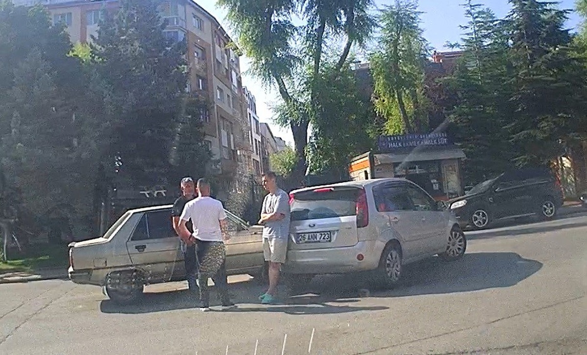 Eskişehir\'de Trafik Kazası: Maddi Hasar Oluştu