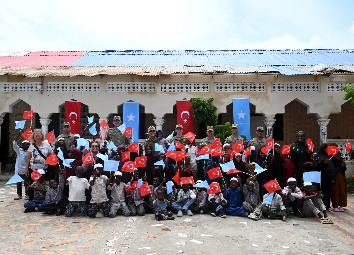 Somali\'de Çocuklara Yardım Eli