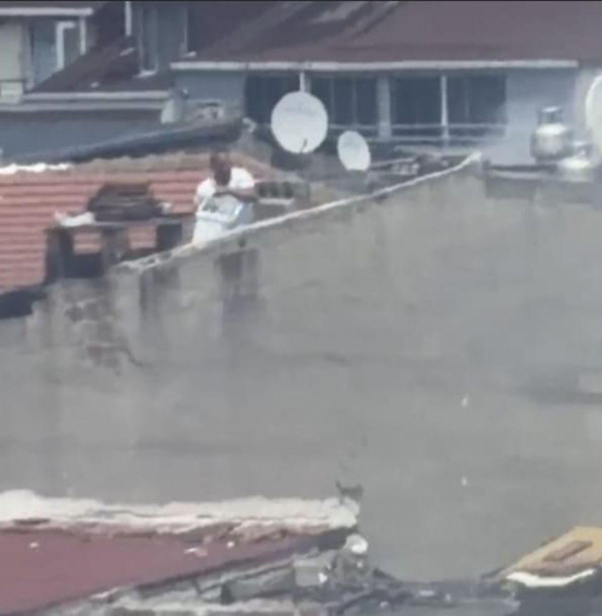 Sultangazi\'de Çatı Yangını Paniğe Neden Oldu