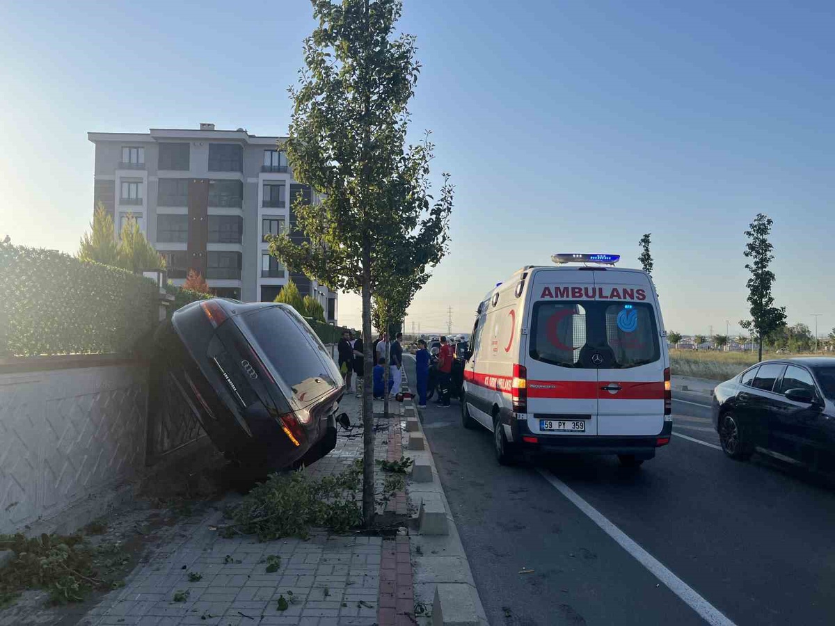 Tekirdağ’da kaldırımı aşan otomobil duvarda yan durdu