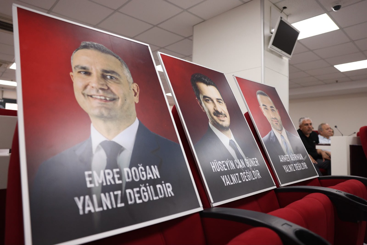 Çankaya Belediye Meclisi\'nde Hüseyin Can Güner’e “özgürlük” tişörtleriyle destek