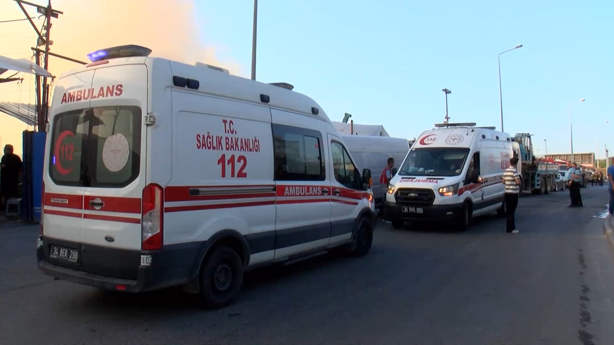 Tuzla\'da Yangın: 2 Yat Yandı, 1 Kişi Hastaneye Kaldırıldı