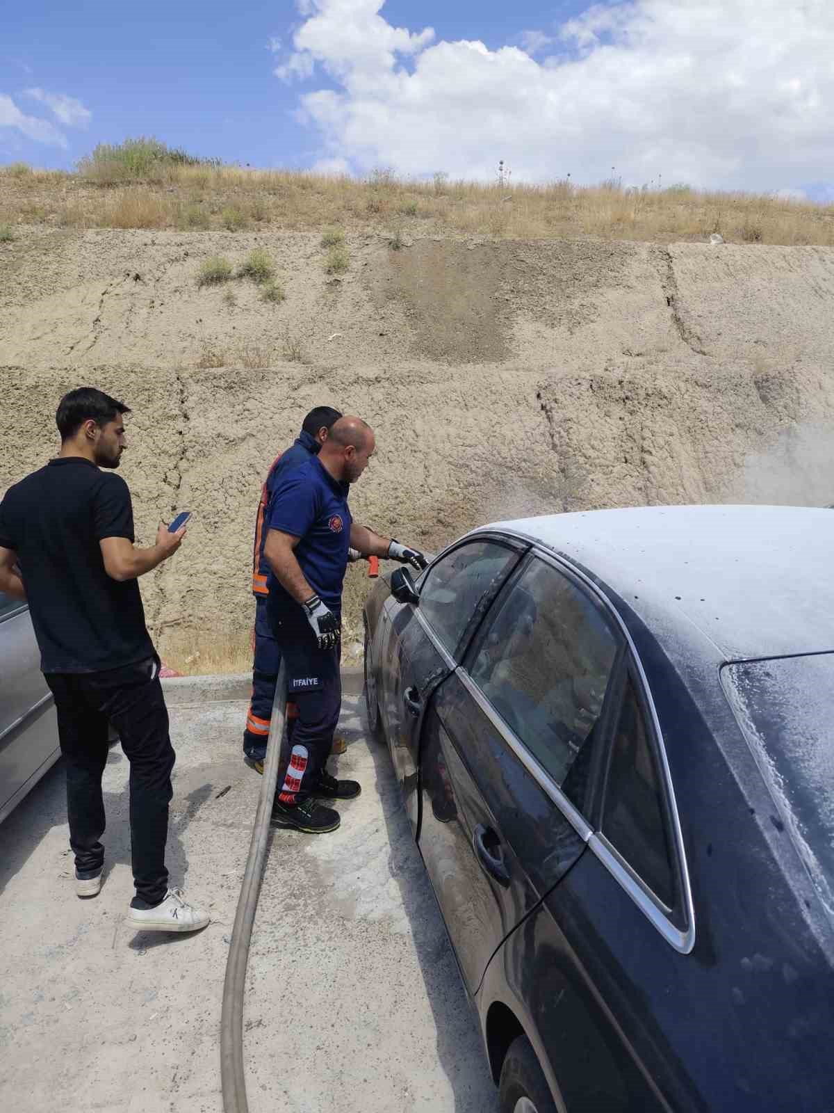 Tuşba\'da Park Halindeki Araçta Yangın