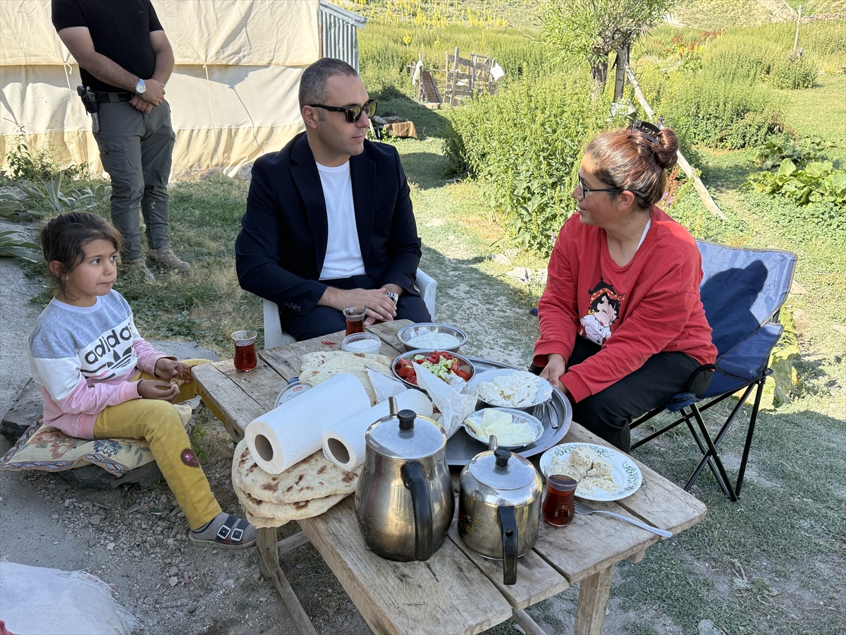 Kaymakam 2 Bin Rakımlı Yaylada Besicilerle Buluştu