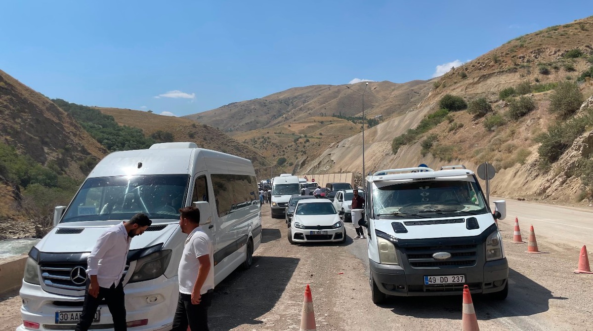 Yüksekova\'da Yol Çalışmalarında Kaya Düşmesi