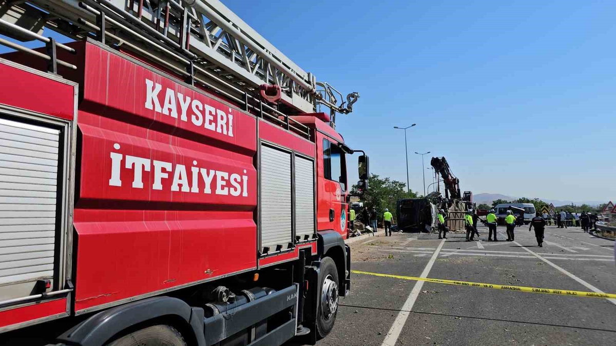 Kayseri\'de otobüs devrildi: 1 ölü, 24 yaralı