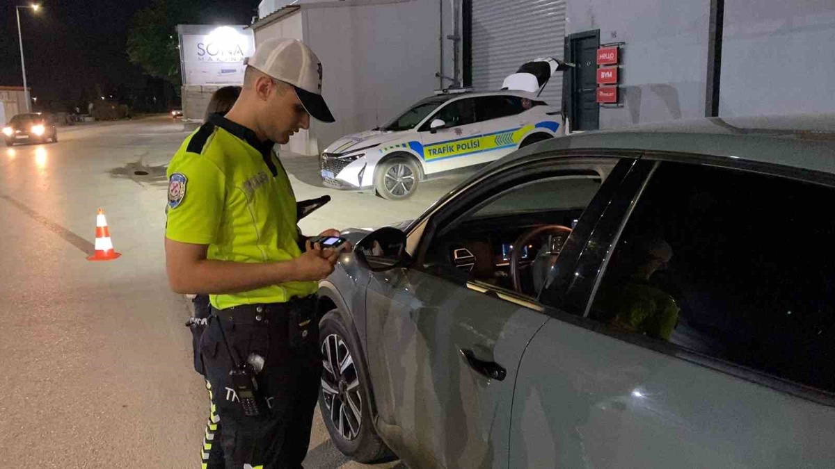 Zorlu Alkol Testi: 19 Yaşındaki Sürücü Ekipleri Şaşırttı
