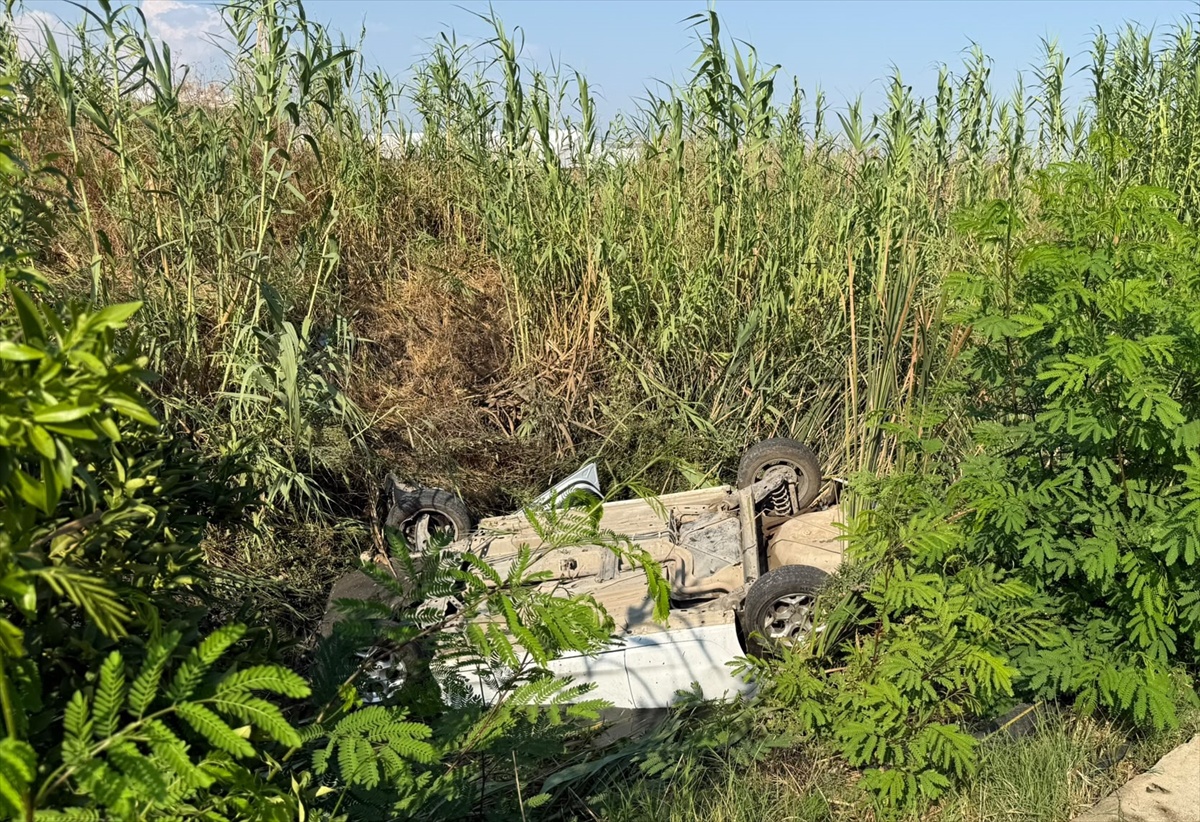 Manavgat\'ta Otomobil Dereye Devrildi: 1 Yaralı