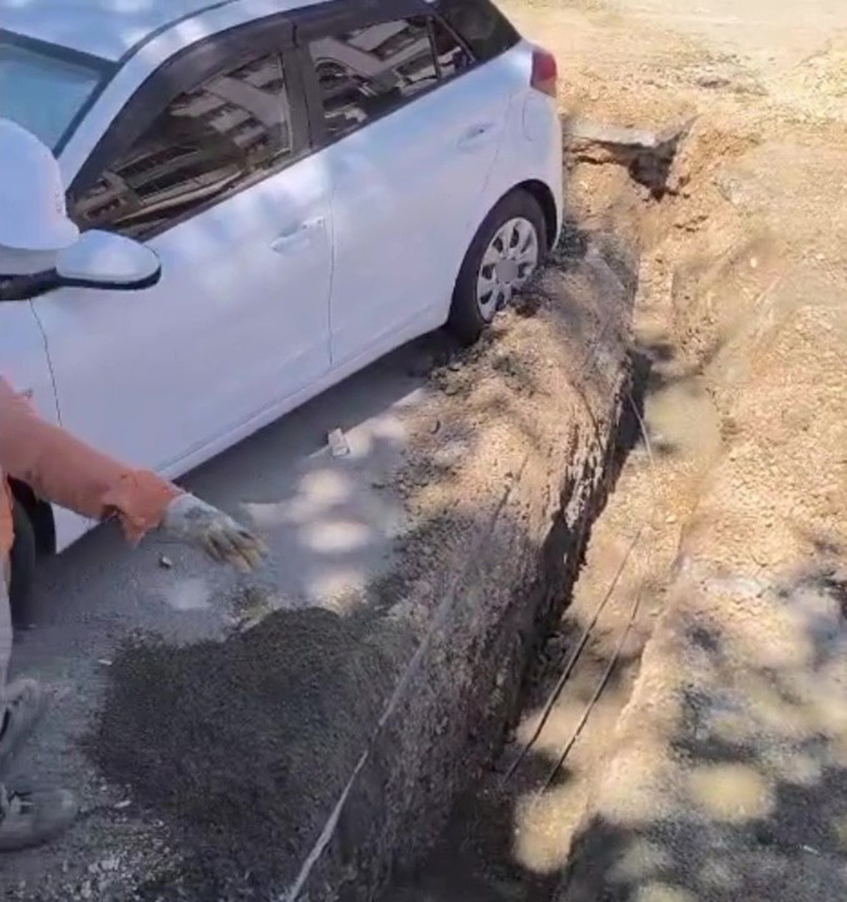 Otomobilin Etrafını Kazdılar