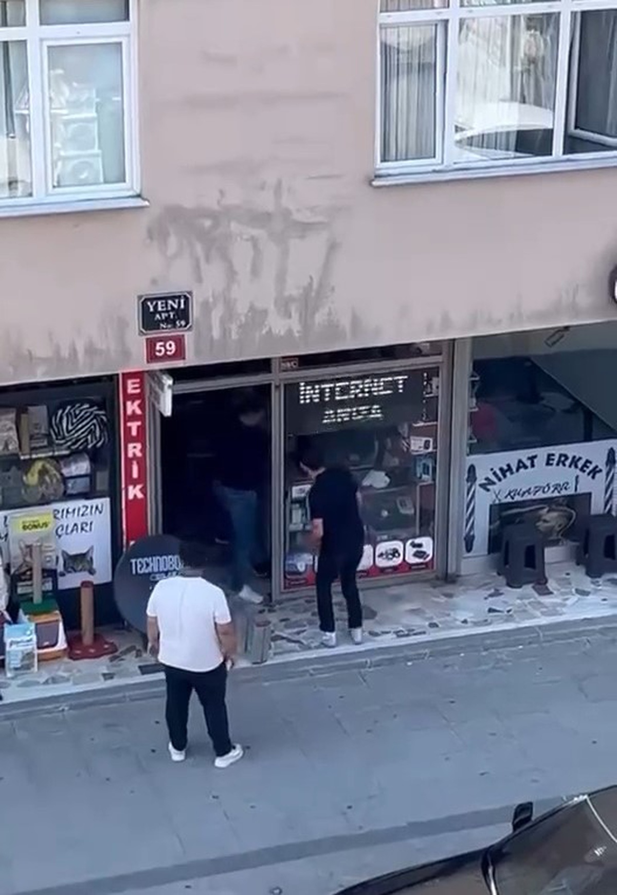 Ataşehir\'de Tekme Tokat Kavga