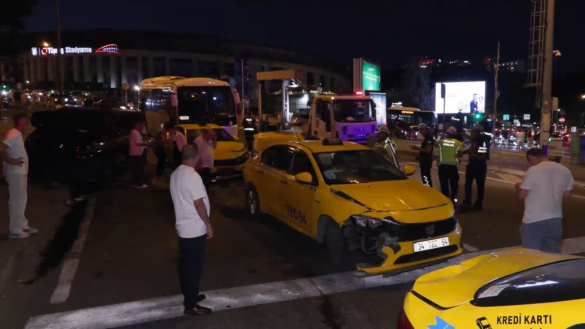 Beyoğlu\'nda zincirleme kaza: 2 yaralı