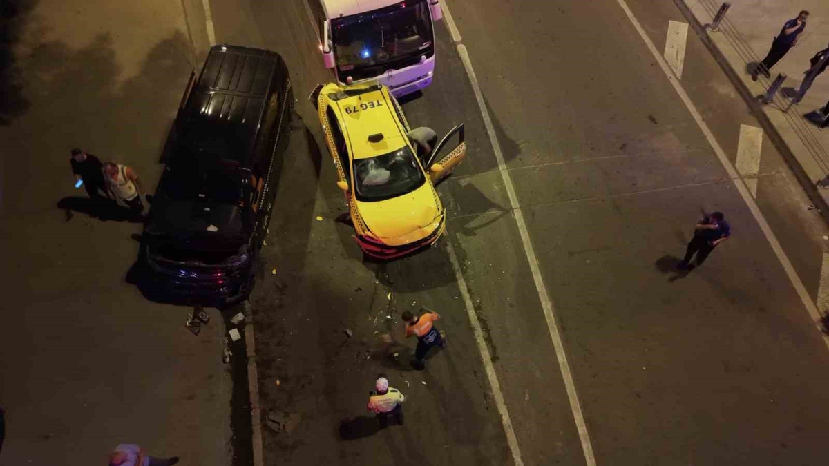 Beyoğlu\'nda 8 Araçlık Zincirleme Kaza: 5 Yaralı
