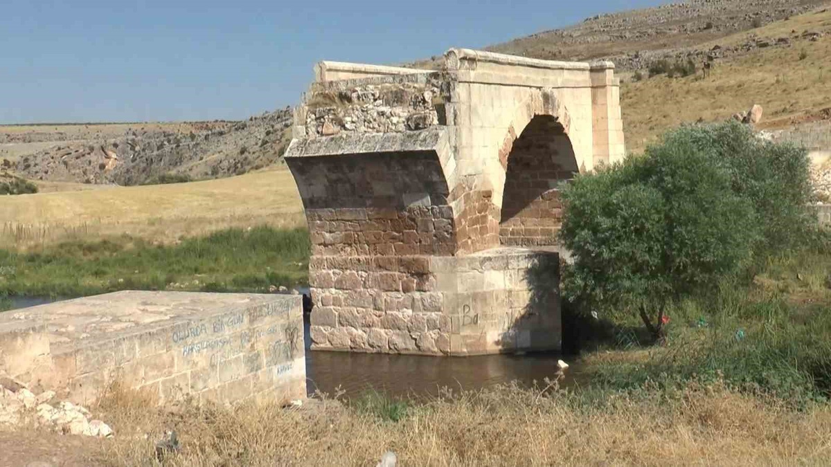 Tarihe Meydan Okuyan Kırık Köprü