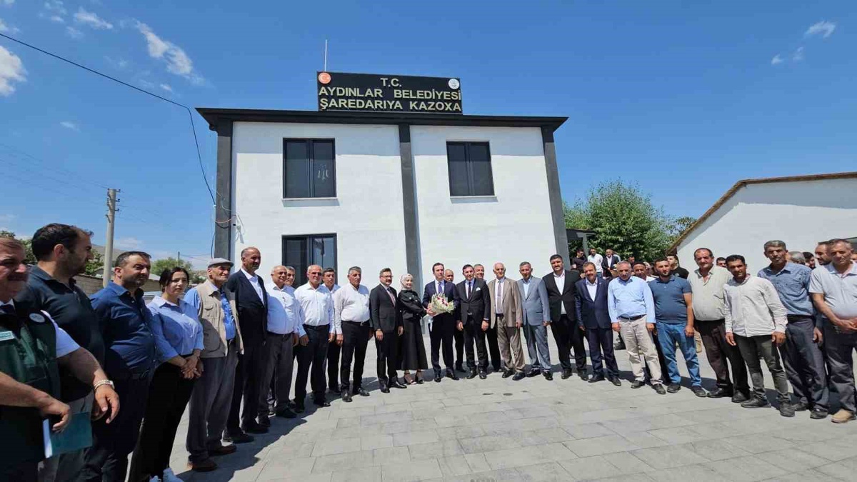 Bitlis Valisi Ahmet Karakaya, Adilcevaz’da çiftçilerle buluştu