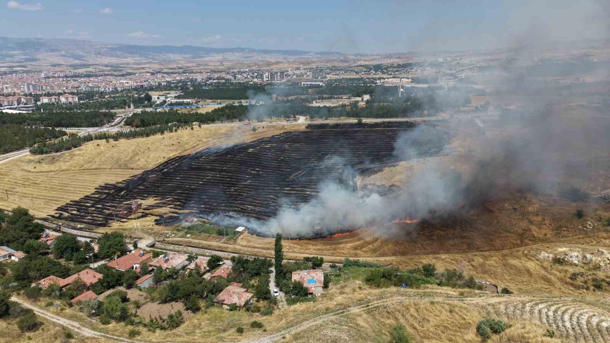 Çorum’da korkutan örtü yangını: 40 dönüm alan zarar gördü