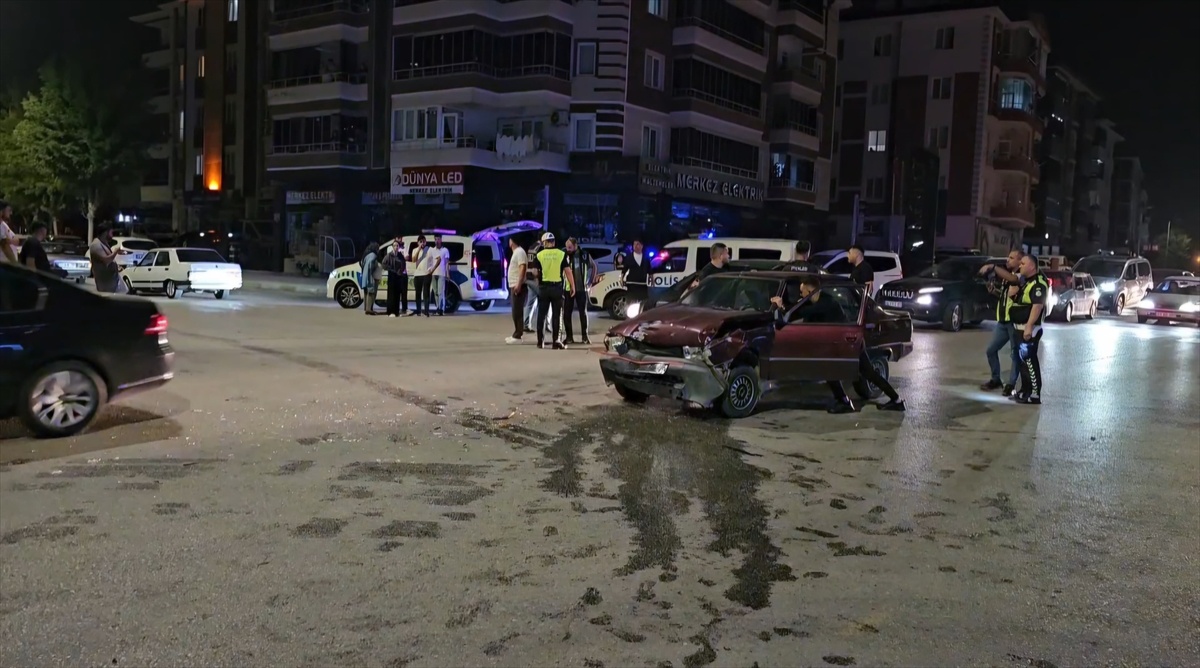 Çorum\'da Trafik Kazası ve Kavga: 1 Yaralı