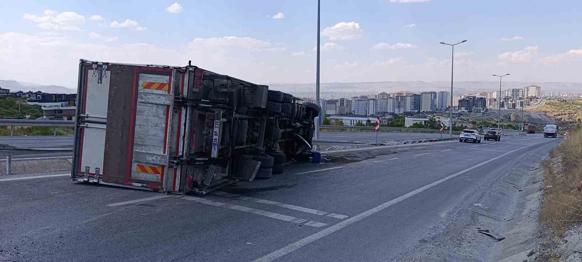 Kayseri\'de Tır Devrildi: Sürücü Yaralı