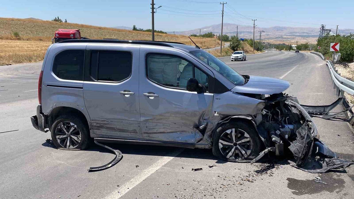 Elazığ\'da Trafik Kazası: 6 Yaralı