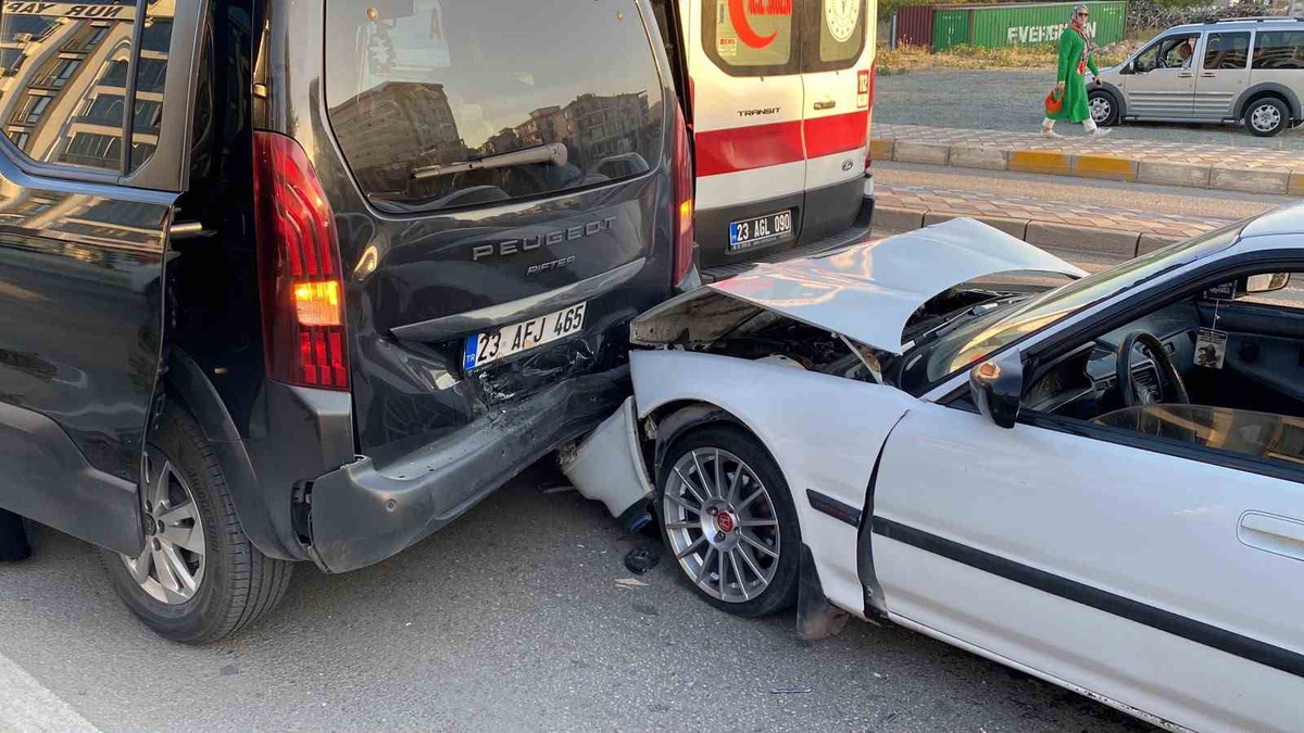 Elazığ\'da Zincirleme Kaza: 3 Yaralı