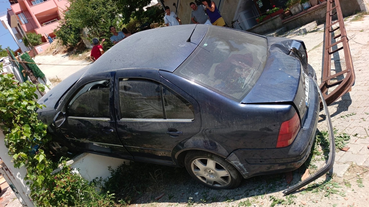 Keşan\'da Elektrik Direğine Çarpan Otomobilde Yaralanma