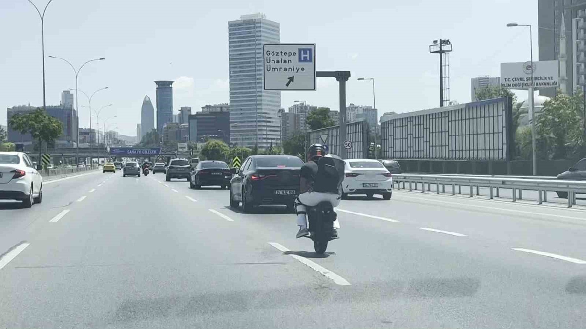 Üsküdar\'da Tehlikeli Scooter Yolculuğu