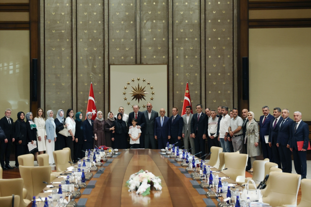 Cumhurbaşkanı Erdoğan, Kahramanmaraş'taki okul saldırısında hayatını kaybeden öğrencilerin aileleriyle görüştü