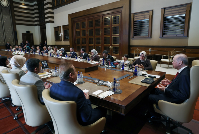 Cumhurbaşkanı Erdoğan, Kahramanmaraş'taki okul saldırısında hayatını kaybeden öğrencilerin aileleriyle görüştü