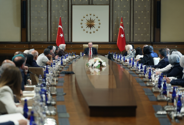 Cumhurbaşkanı Erdoğan, Kahramanmaraş'taki okul saldırısında hayatını kaybeden öğrencilerin aileleriyle görüştü