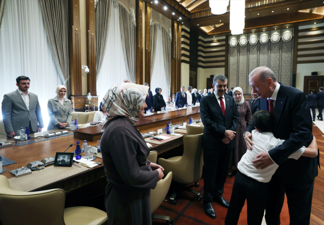 Cumhurbaşkanı Erdoğan, Kahramanmaraş'taki okul saldırısında hayatını kaybeden öğrencilerin aileleriyle görüştü