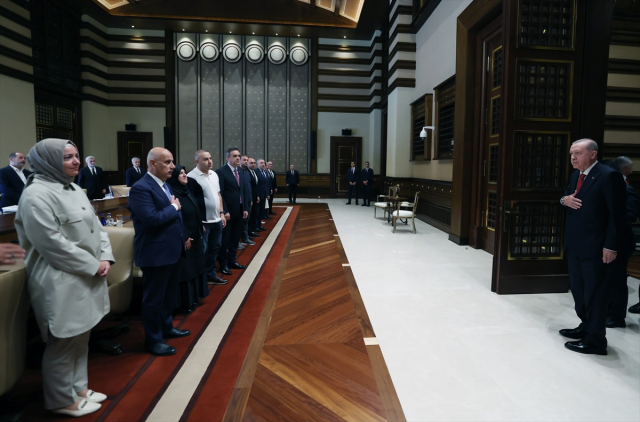 Cumhurbaşkanı Erdoğan, Kahramanmaraş'taki okul saldırısında hayatını kaybeden öğrencilerin aileleriyle görüştü