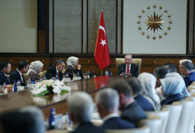 Cumhurbaşkanı Erdoğan, Kahramanmaraş'taki okul saldırısında hayatını kaybeden öğrencilerin aileleriyle görüştü