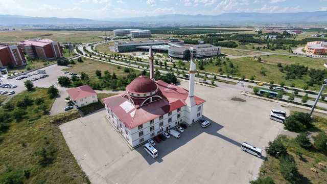 Üniversite kampüsündeki camide ilginç detay: Ziyaretçilerini hayran bıraktırıyor