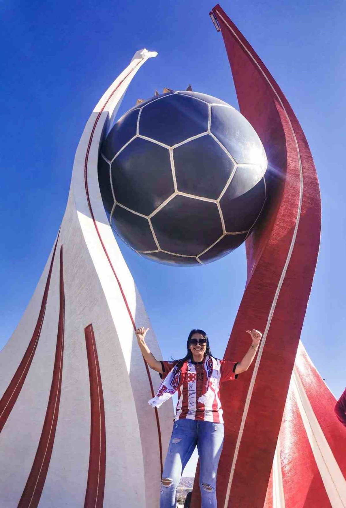 Meral Bahtiyar\'dan Yamaç Paraşütüyle Sivasspor\'a Destek